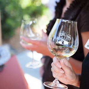 friends drinking wine